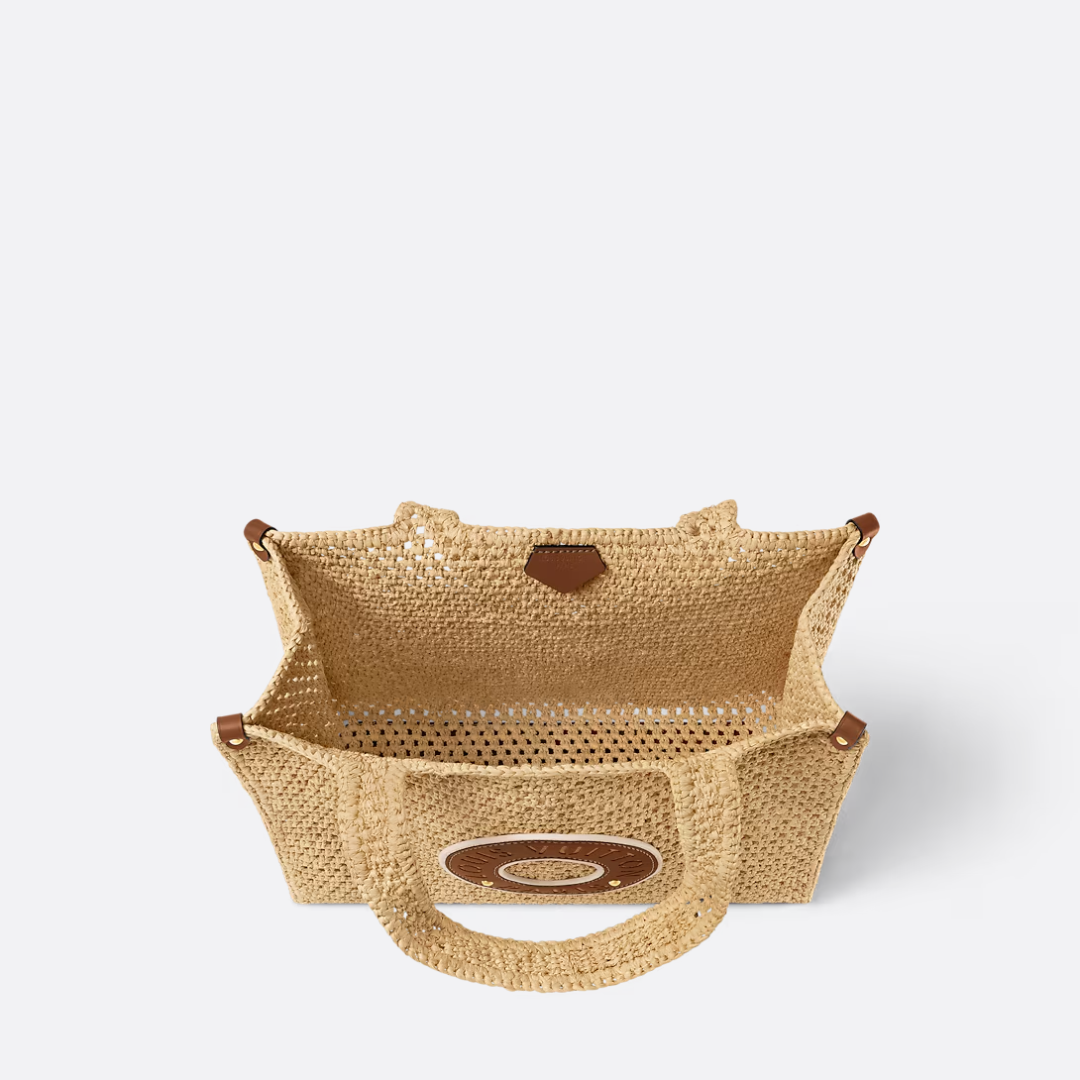 LOUIS VUITTON ONTHEGO MM HANDBAG MADE OF RAFFIA BY THE POOL