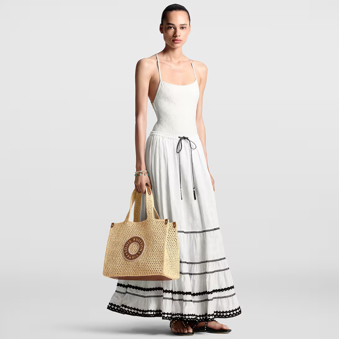 LOUIS VUITTON ONTHEGO MM HANDBAG MADE OF RAFFIA BY THE POOL