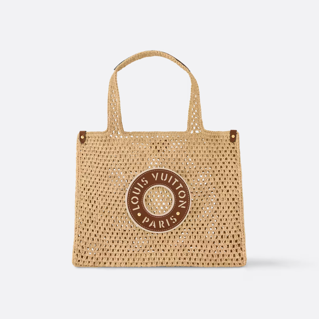 LOUIS VUITTON ONTHEGO MM HANDBAG MADE OF RAFFIA BY THE POOL