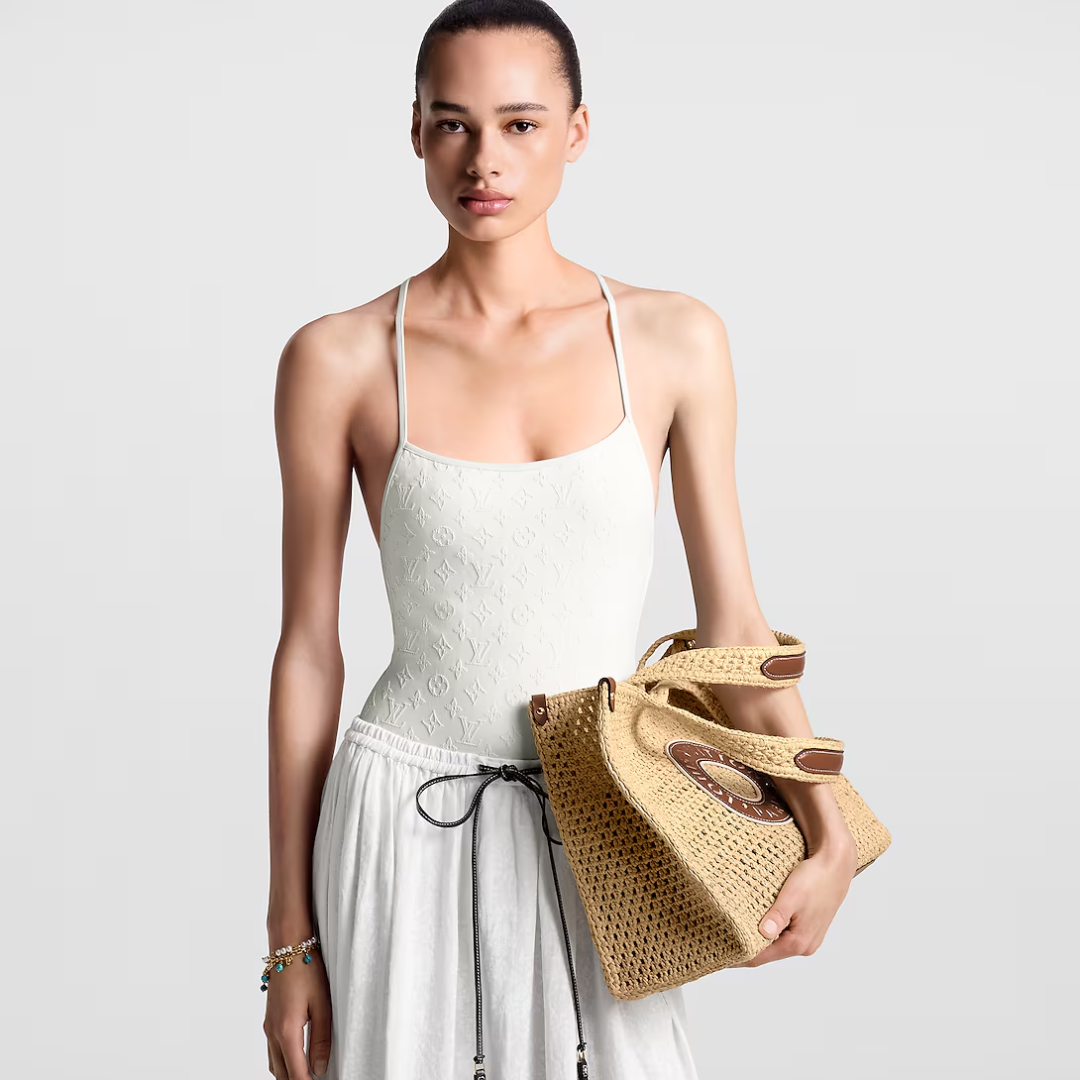 LOUIS VUITTON ONTHEGO MM HANDBAG MADE OF RAFFIA BY THE POOL