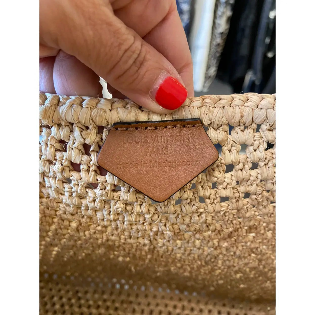 LOUIS VUITTON ONTHEGO MM HANDBAG MADE OF RAFFIA BY THE POOL