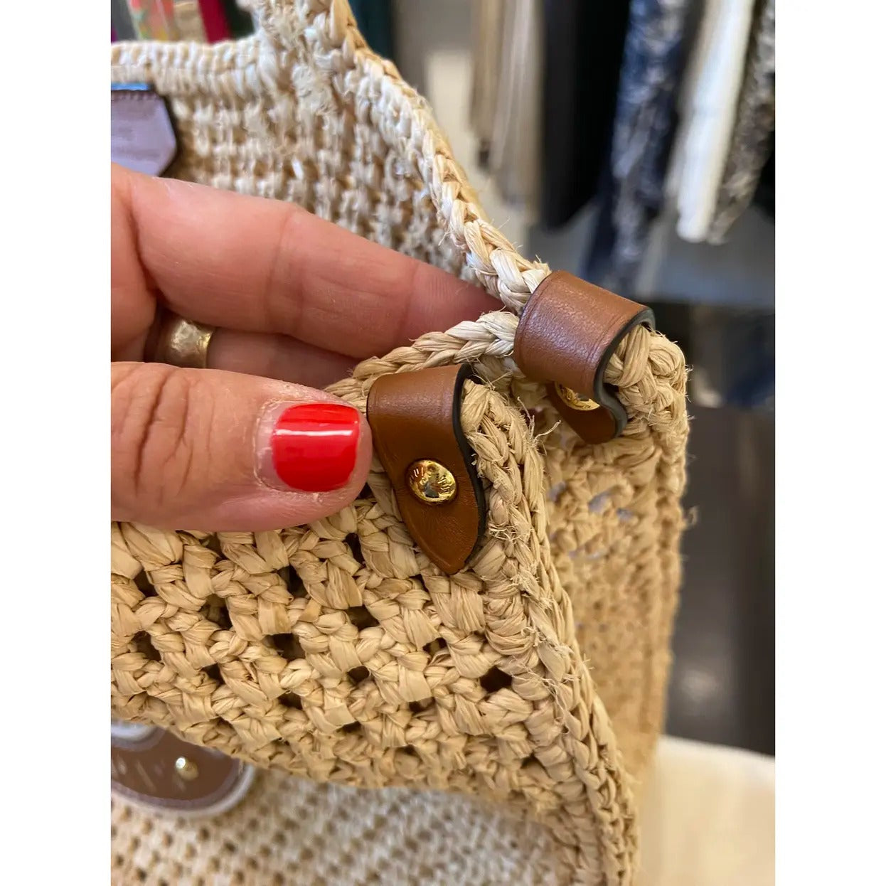 LOUIS VUITTON ONTHEGO MM HANDBAG MADE OF RAFFIA BY THE POOL