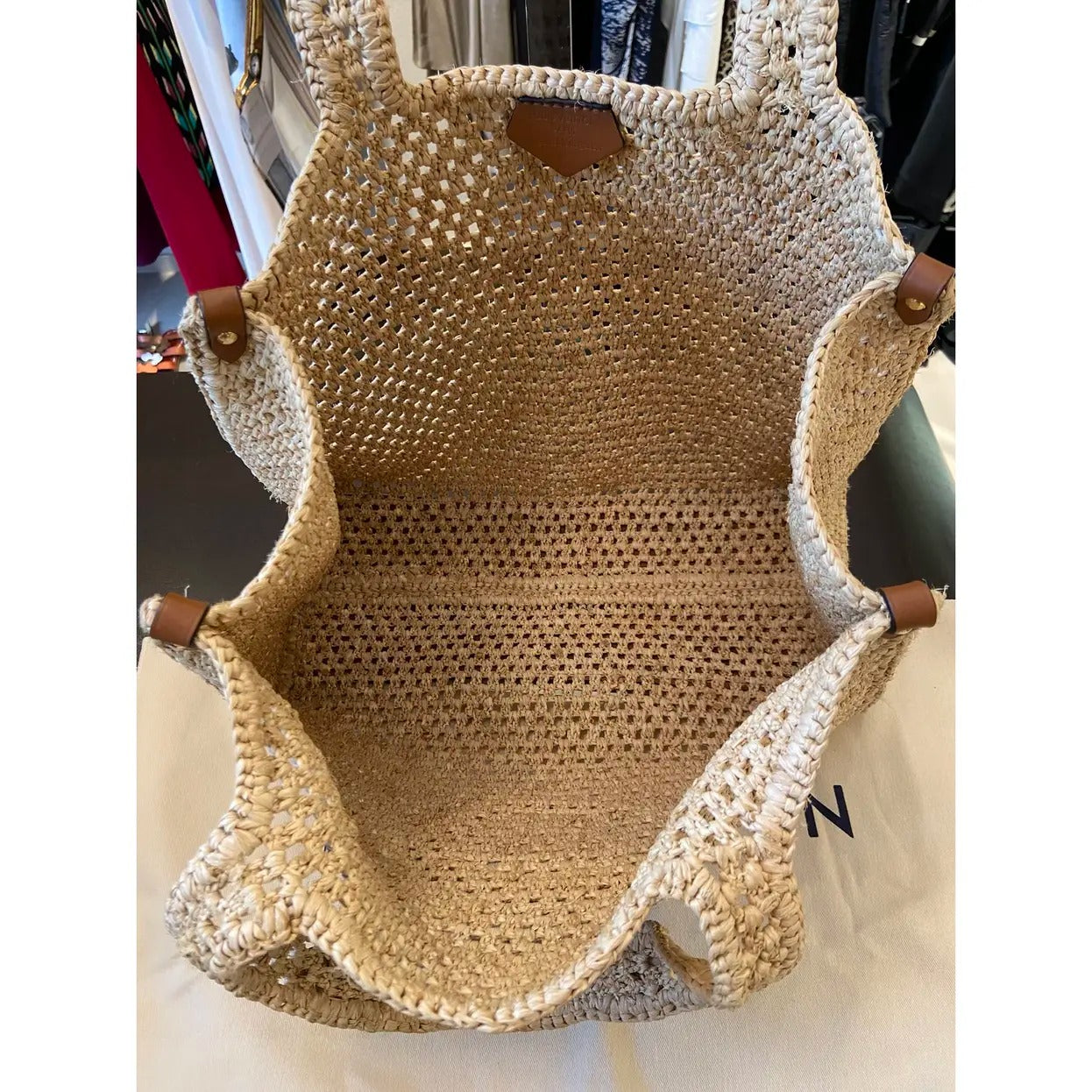 LOUIS VUITTON ONTHEGO MM HANDBAG MADE OF RAFFIA BY THE POOL