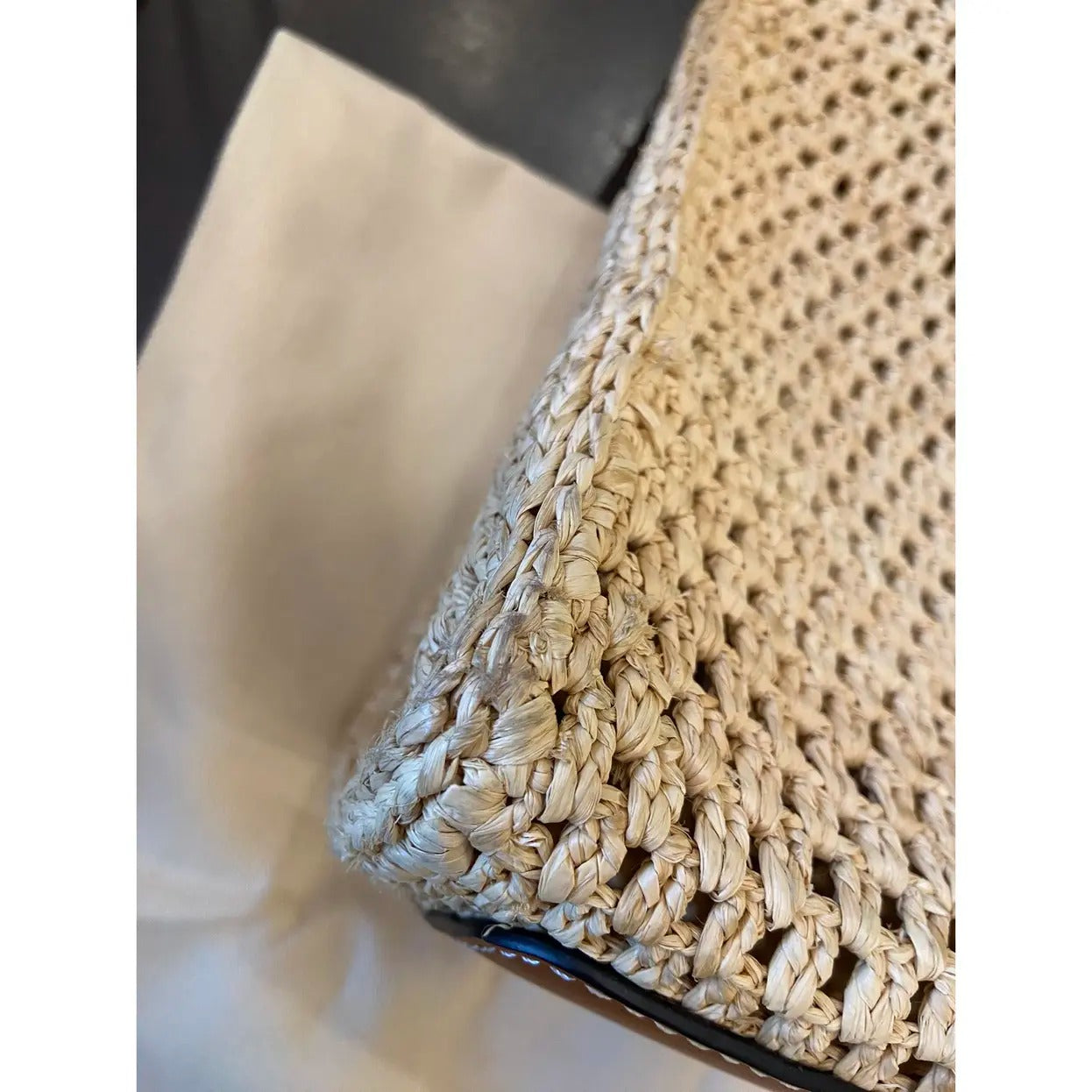 LOUIS VUITTON ONTHEGO MM HANDBAG MADE OF RAFFIA BY THE POOL