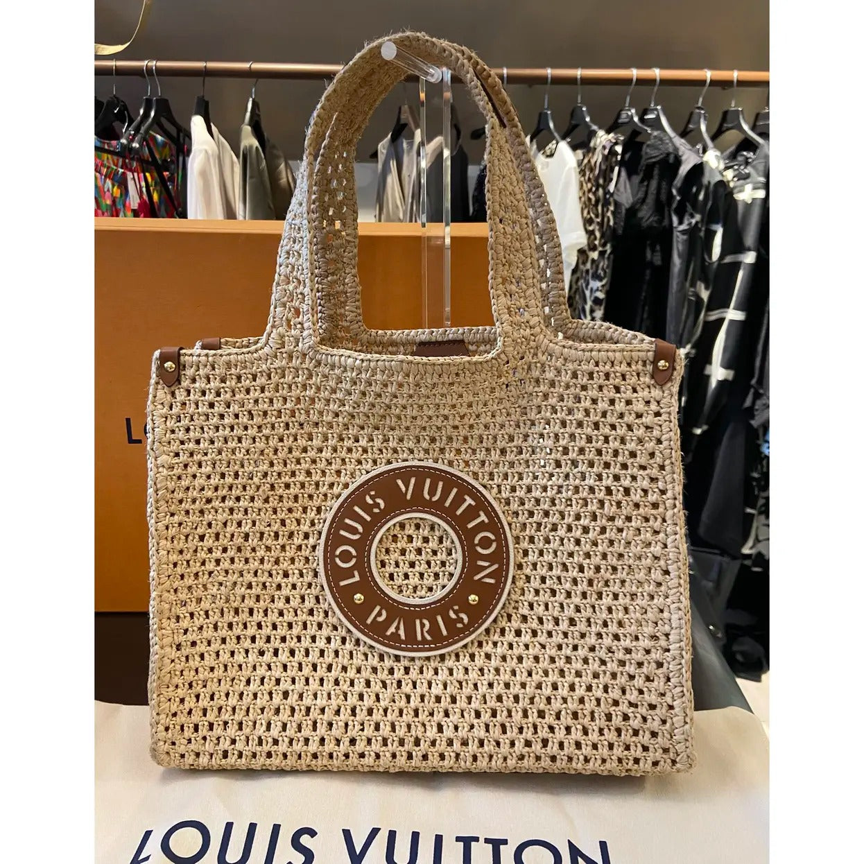 LOUIS VUITTON ONTHEGO MM HANDBAG MADE OF RAFFIA BY THE POOL